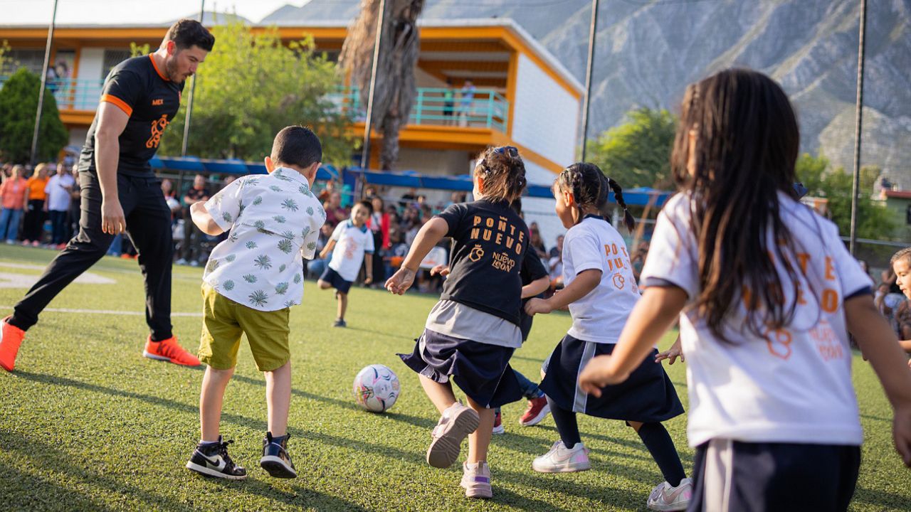 Pequeños de Santa Catarina, se suman a “cascarita” de futbol para promover la convivencia y el deporte