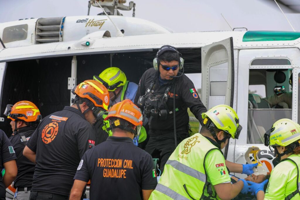 Autobús vuelca en Hualahuises: Mueren 11 personas en NL; el conductor perdió el control en una curva