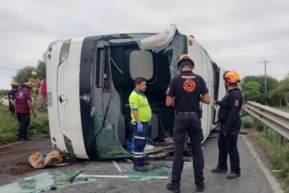 Autobús vuelca en Hualahuises: Mueren 11 personas en NL; el conductor perdió el control en una curva
