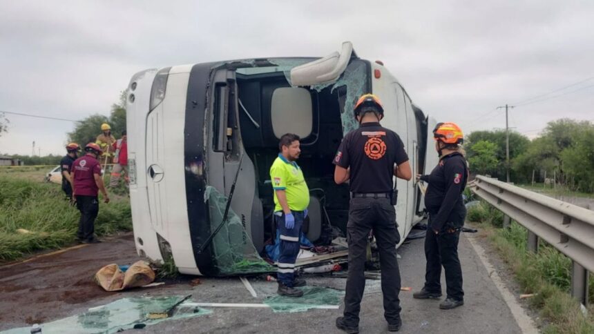 Autobús vuelca en Hualahuises: Mueren 11 personas en NL; el conductor perdió el control en una curva