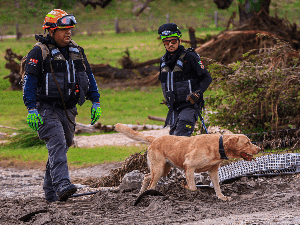 Rescatistas de Nuevo León inician labores en Texas tras inundaciones
