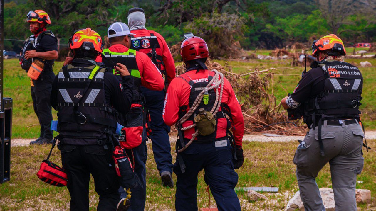 Rescatistas de Nuevo León inician labores en Texas tras inundaciones