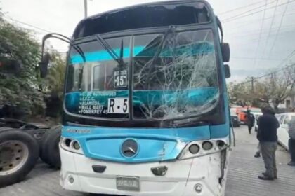 Choque de camiones urbanos deja 3 lesionados en Fomerrey 45