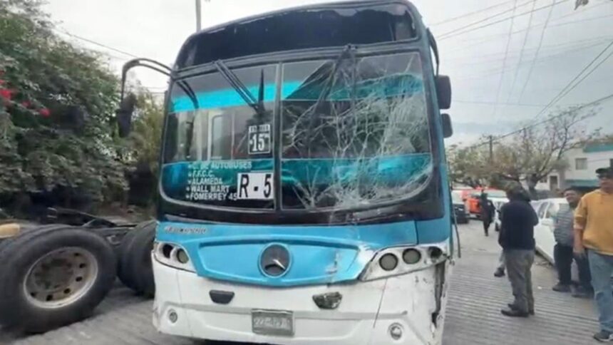 Choque de camiones urbanos deja 3 lesionados en Fomerrey 45