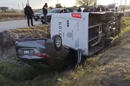 Aparatoso choque en Apodaca deja varios lesionados tras volcadura