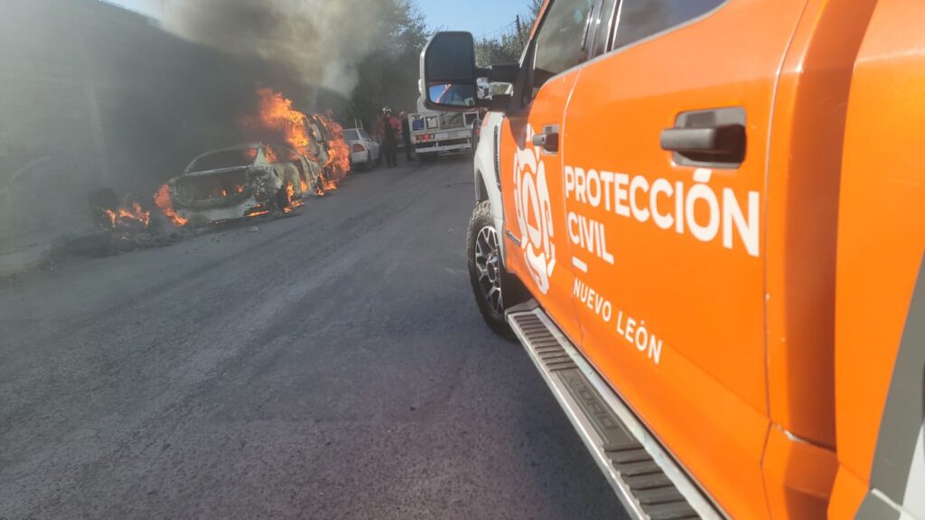 Atienden Protección Civil Nuevo León incendio de dos vehículos abandonados en Monterrey