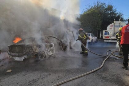 Atienden Protección Civil Nuevo León incendio de dos vehículos abandonados en Monterrey