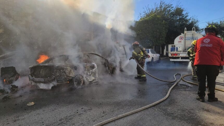 Atienden Protección Civil Nuevo León incendio de dos vehículos abandonados en Monterrey