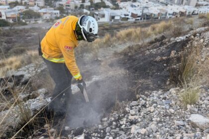 Atienden incendio en zona de senderismo “La Rayita” en Santa Catarina