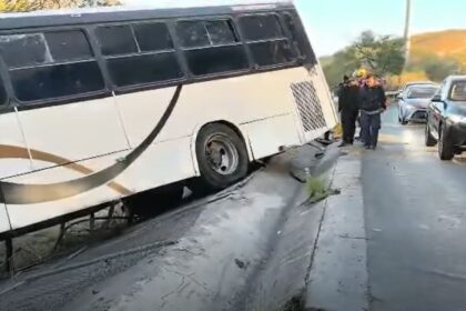 Camión de personal pierde control en el Puente Atirantado