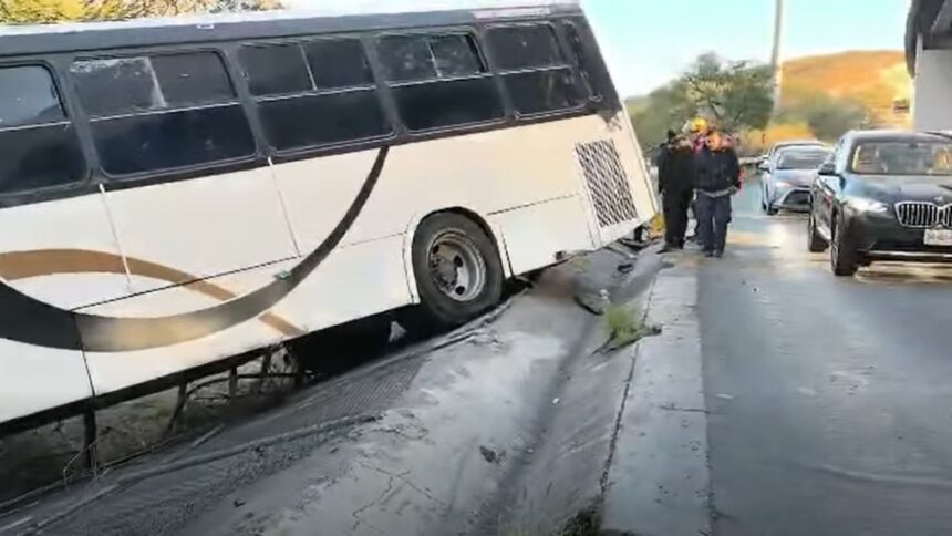 Camión de personal pierde control en el Puente Atirantado