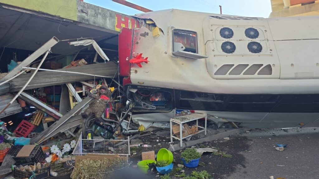 Camión urbano de la ruta 405 choca contra comercios en Monterrey; dos heridos