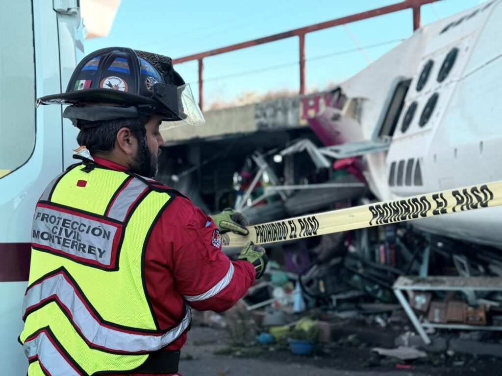 Camión urbano de la ruta 405 choca contra comercios en Monterrey; dos heridos