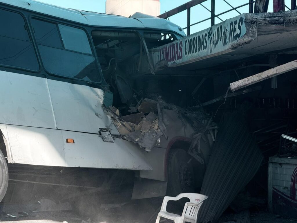 Camión urbano de la ruta 405 choca contra comercios en Monterrey; dos heridos