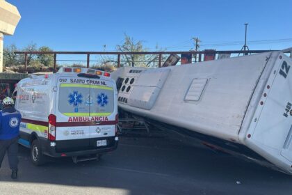 Camión urbano de la ruta 405 choca contra comercios en Monterrey; dos heridos