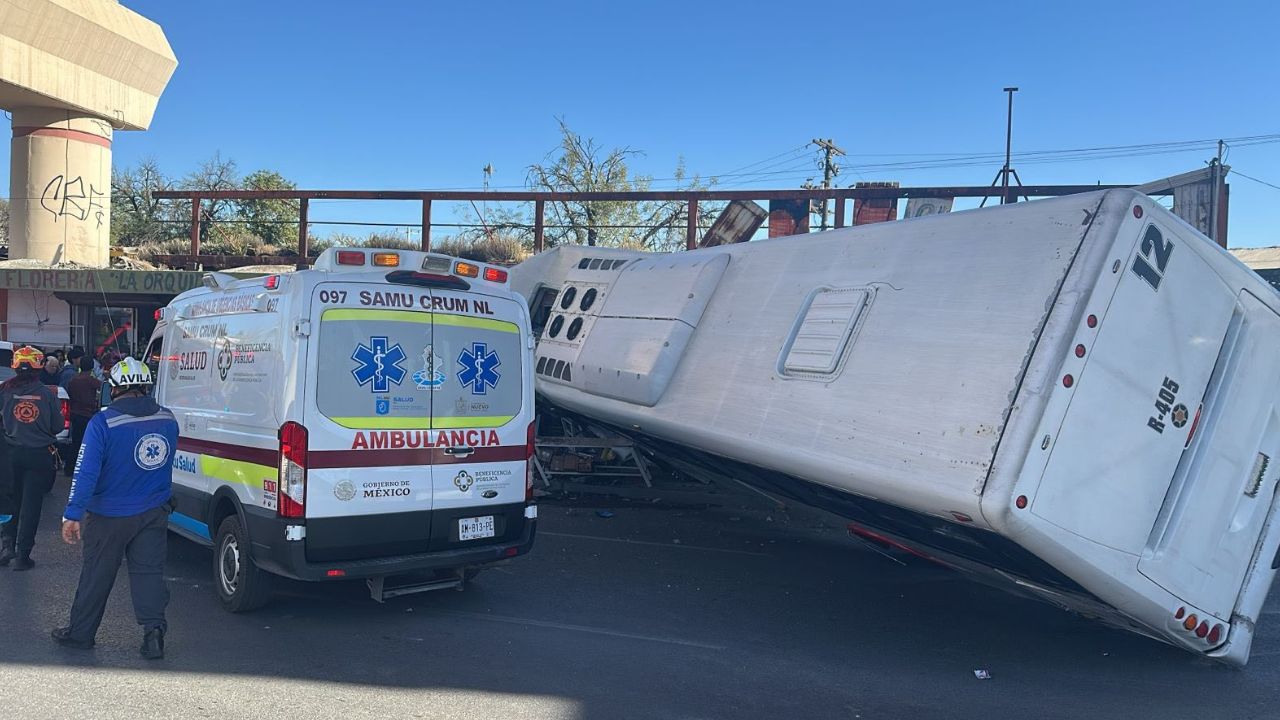 Camión urbano de la ruta 405 choca contra comercios en Monterrey; dos heridos