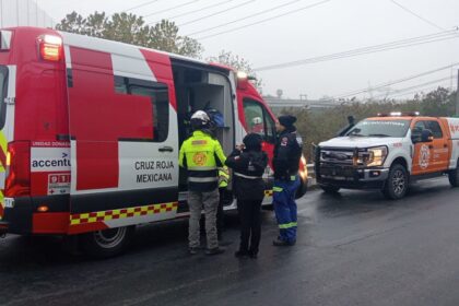 Camioneta cae al río Santa Catarina y deja un lesionado