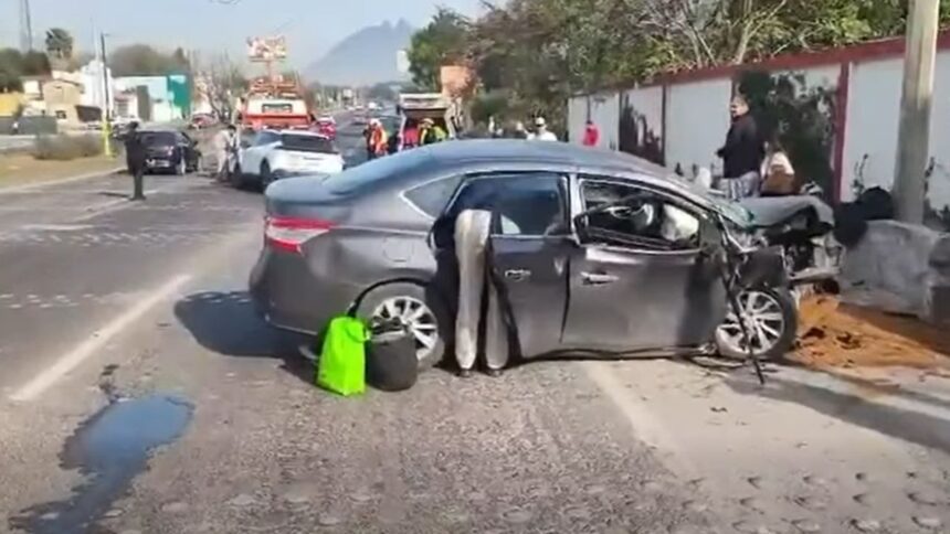 Elementos de Protección Civil Nuevo León atienden el reporte de un accidente vial que dejó como saldo dos personas lesionadas