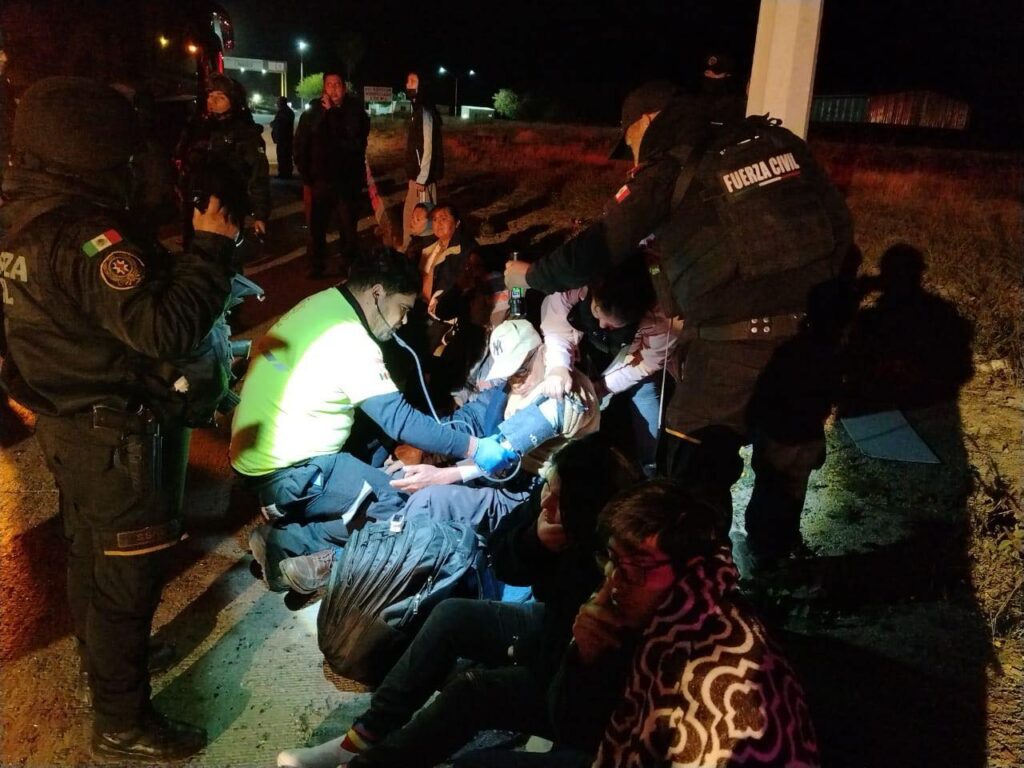 Choque de autobús y tráiler deja 12 lesionados en Linares