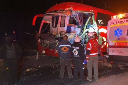 Choque de autobús y tráiler deja 12 lesionados en Linares