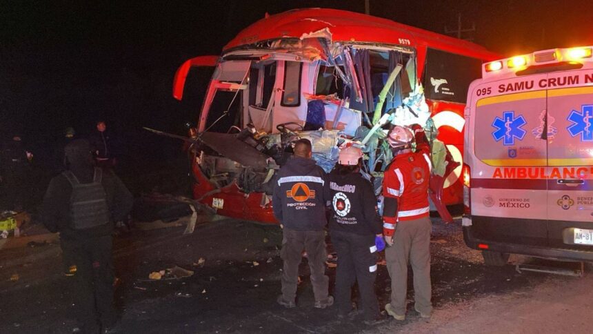Choque de autobús y tráiler deja 12 lesionados en Linares