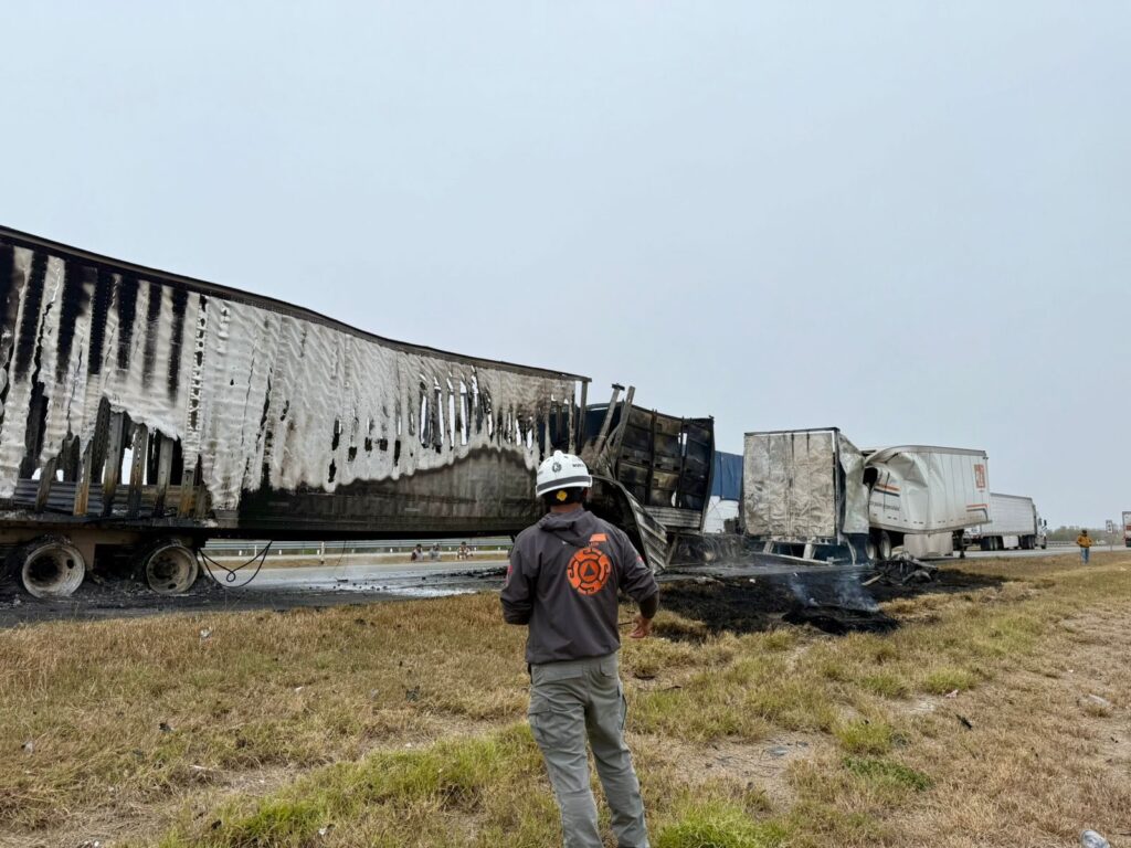 Choque de tráileres provoca incendio en la carretera a Laredo