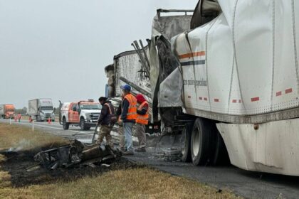Choque de tráileres provoca incendio en la carretera a Laredo