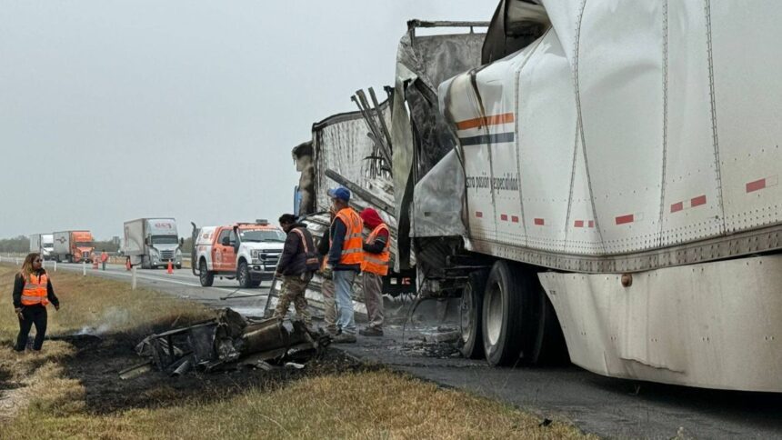Choque de tráileres provoca incendio en la carretera a Laredo