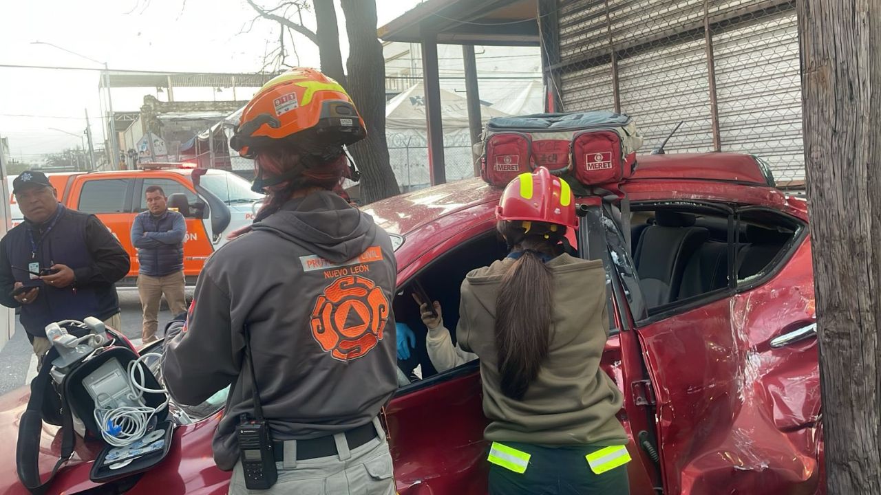 Choque de transporte urbano deja una mujer lesionada en Monterrey