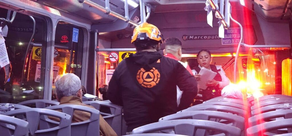 Choque entre ruta urbana y transporte deja 5 heridos en Escobedo