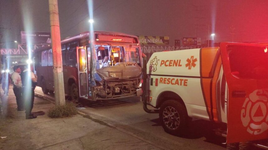 Choque entre ruta urbana y transporte deja 5 heridos en Escobedo