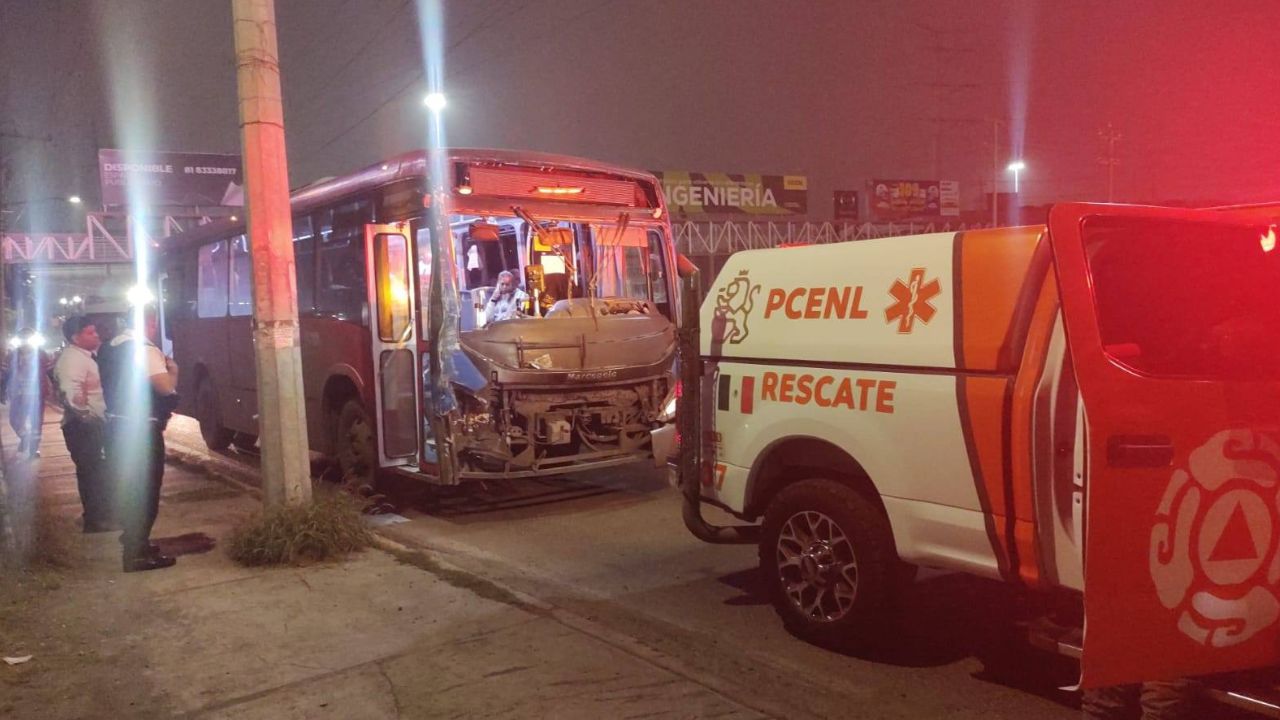 Choque entre ruta urbana y transporte deja 5 heridos en Escobedo