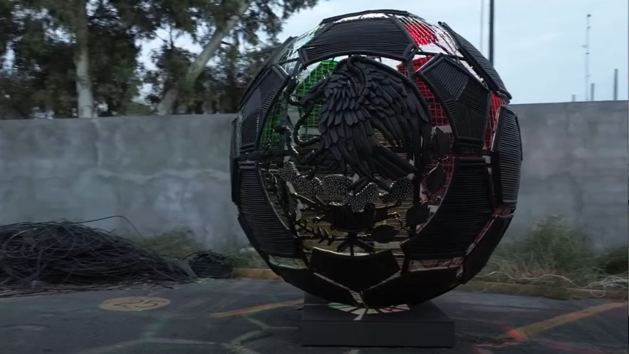 Develan escultura 'Balón Mexicano' rumbo al Mundial 2026 en Monterrey
