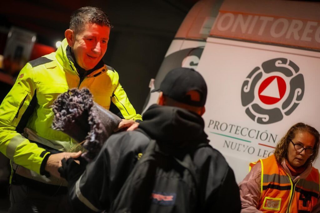 DIF Nuevo León entrega más de 100 cobertores afuera de hospitales metropolitanos