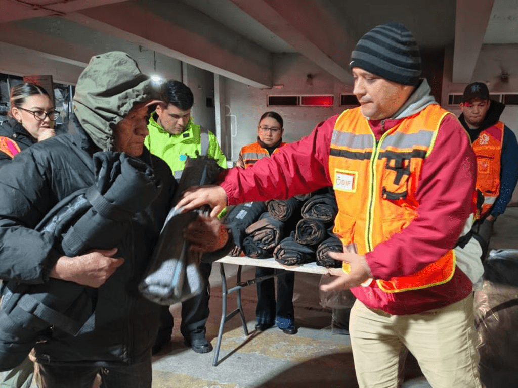 DIF Nuevo León entrega más de 100 cobertores afuera de hospitales metropolitanos