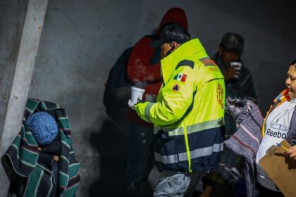 DIF Nuevo León entrega más de 100 cobertores afuera de hospitales metropolitanos