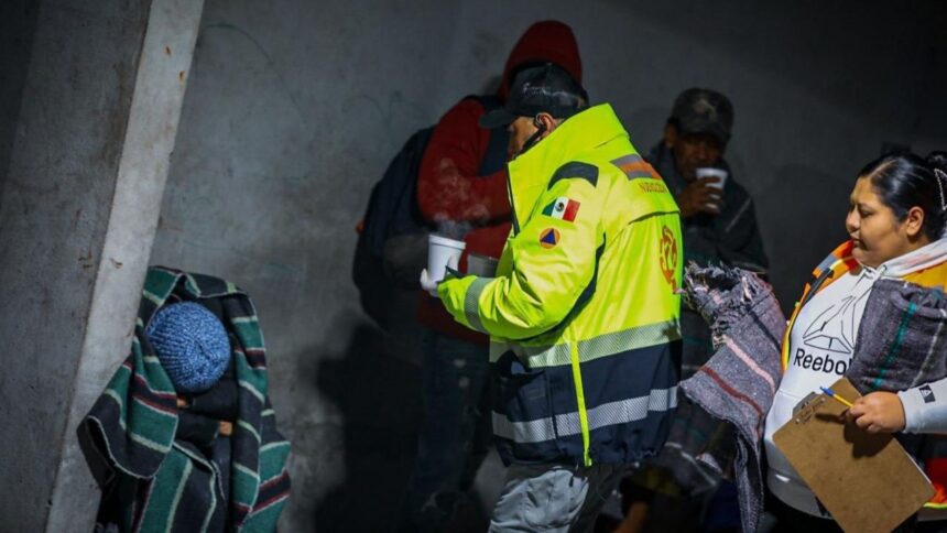 DIF Nuevo León entrega más de 100 cobertores afuera de hospitales metropolitanos
