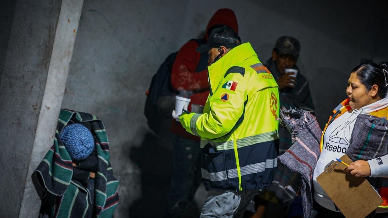 DIF Nuevo León entrega más de 100 cobertores afuera de hospitales metropolitanos