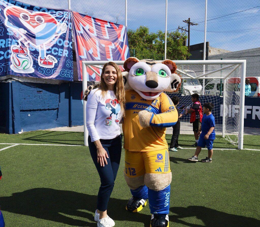 DIF Monterrey inaugura escuela de futbol con CEMEX y Tigres