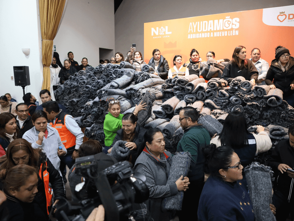 DIF Nuevo León entrega más de 2 mil cobijas en la Independencia