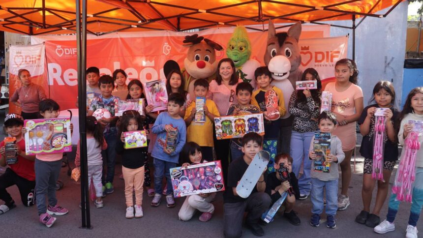DIF Nuevo León entrega más de mil juguetes en diversas colonias de Monterrey en el Día de Reyes