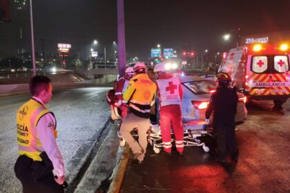Dos lesionados tras fuerte accidente vial en avenida Gonzalitos