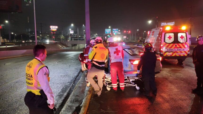 Dos lesionados tras fuerte accidente vial en avenida Gonzalitos