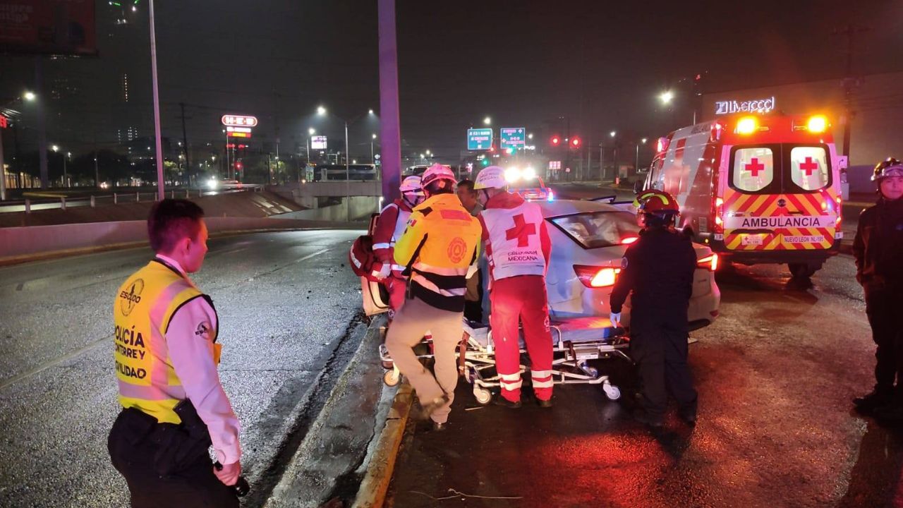 Dos lesionados tras fuerte accidente vial en avenida Gonzalitos