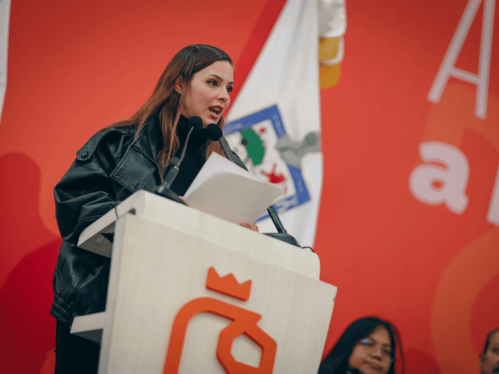 Samuel Alejandro García Sepúlveda y Mariana Rodríguez, realizaron la entrega de tarjetas del programa “Ayudamos a las Mujeres”