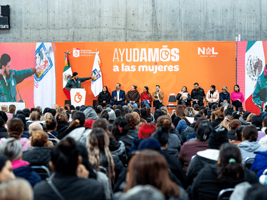 Samuel Alejandro García Sepúlveda y Mariana Rodríguez, realizaron la entrega de tarjetas del programa “Ayudamos a las Mujeres”