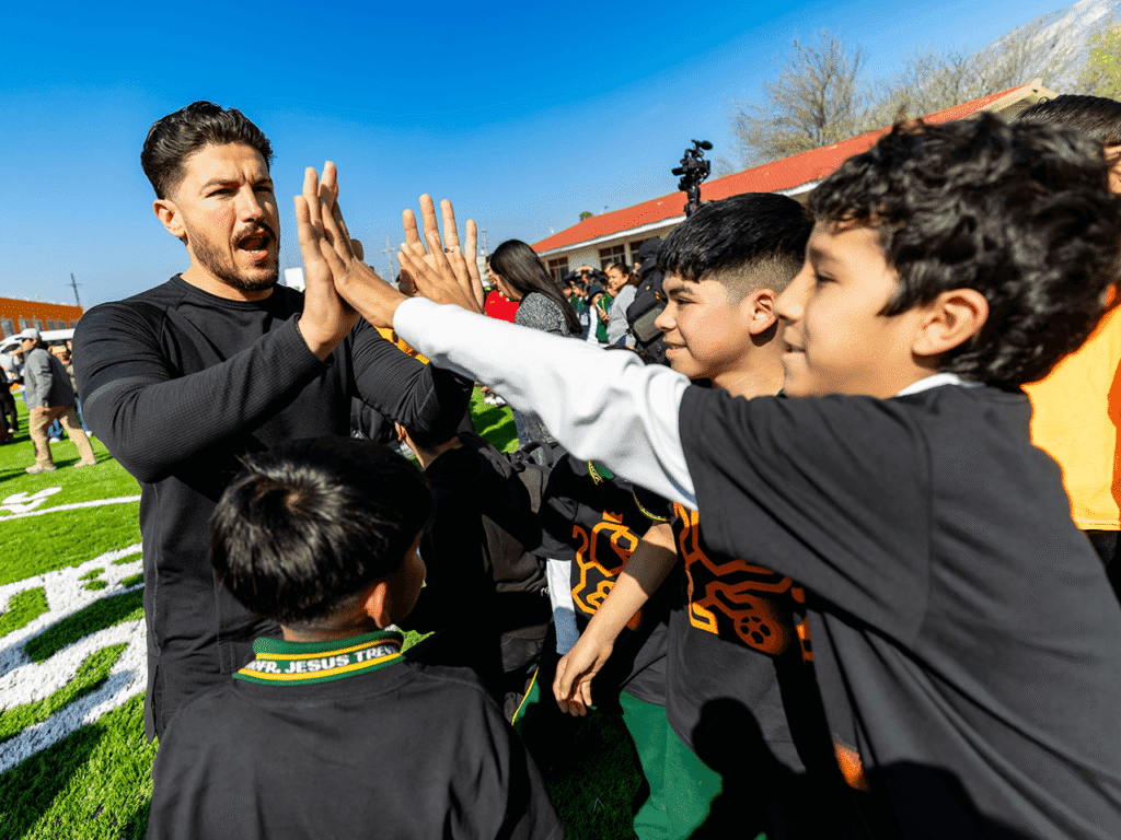Inaugura Samuel García cancha 402 en escuela de García