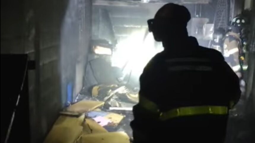 Incendio en Plaza Fiesta Anahuác deja 400 evacuados, en Nuevo León