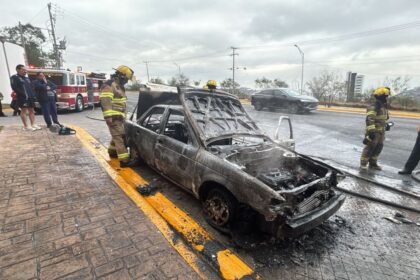 Incendio consume automóvil en avenida Fundadores, Monterrey