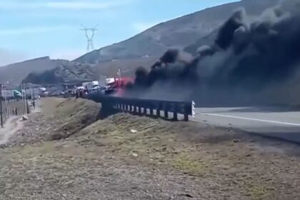 Incendio de tráiler provoca cierre vial en lacarretera Monterrey–Saltillo